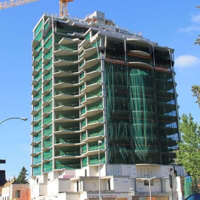 Green Scafnet on a high rise building.
